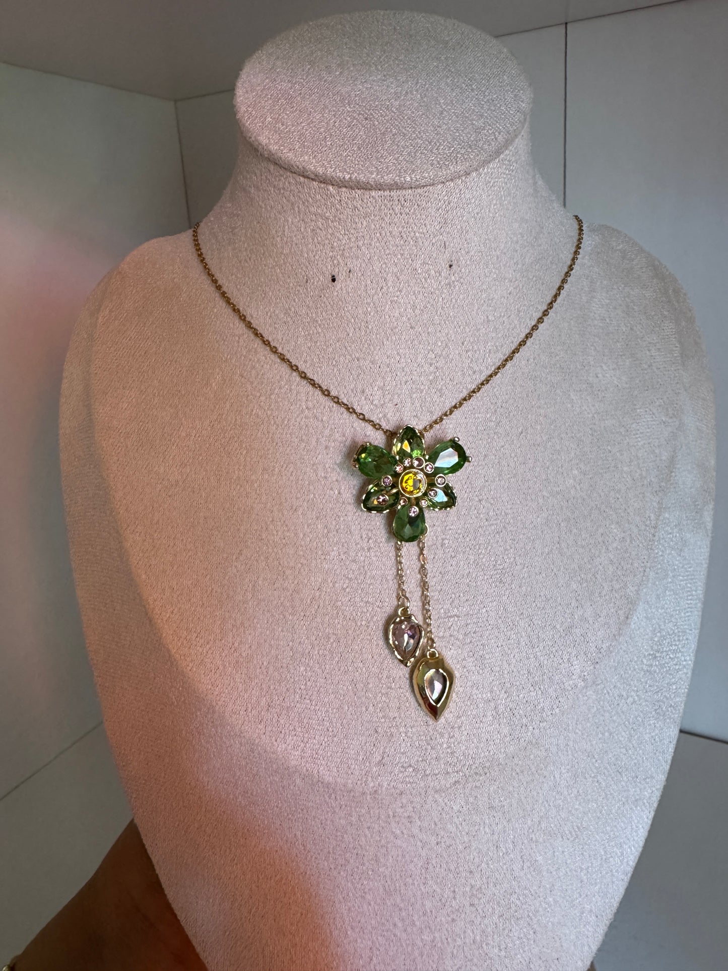Collar flor verde