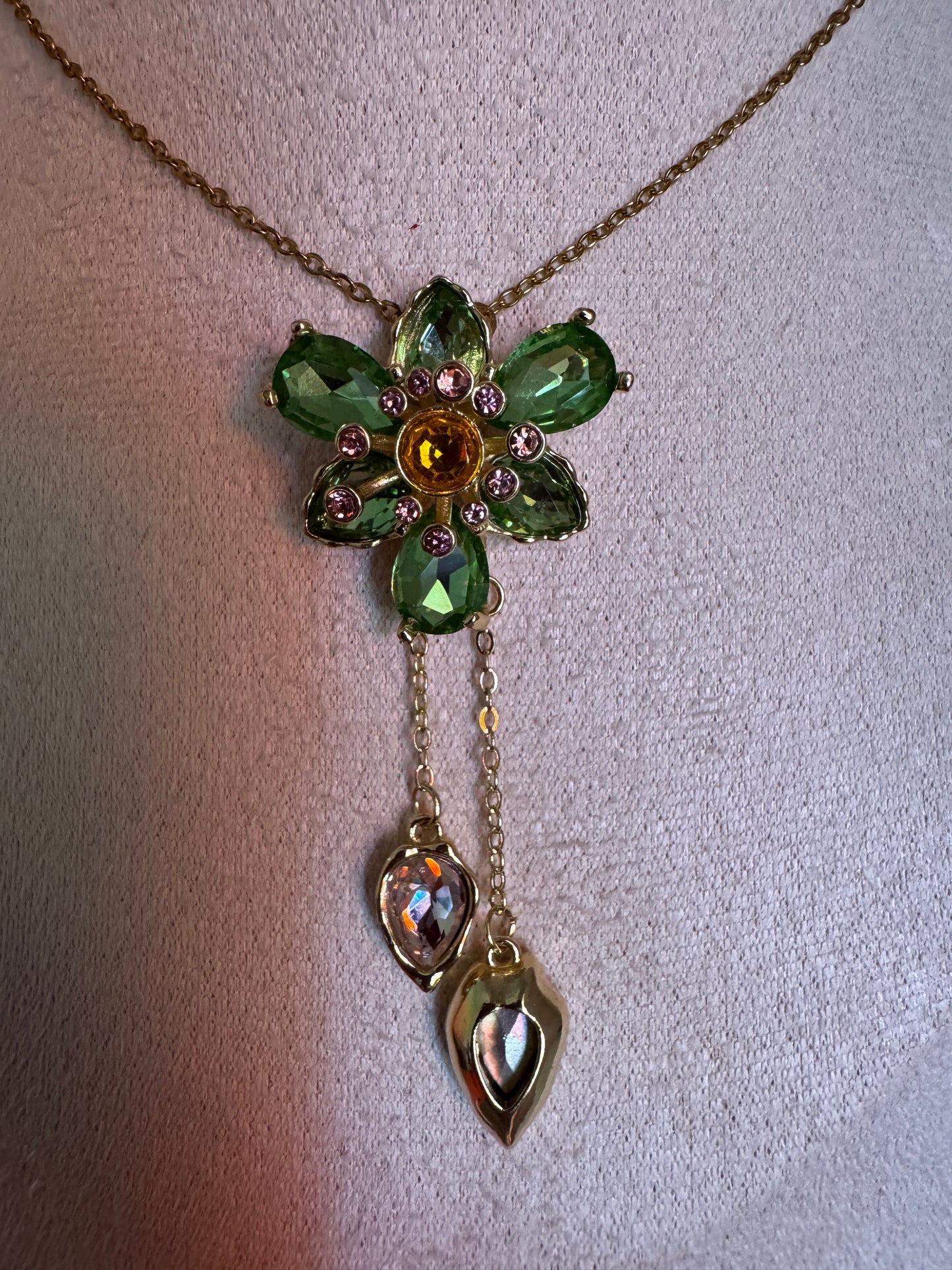 Collar flor verde