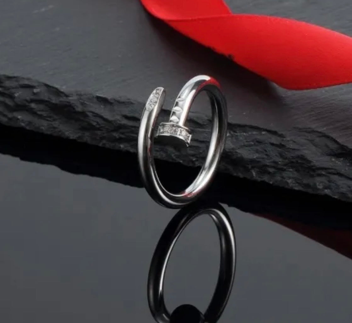 Anillo clavo con circonita