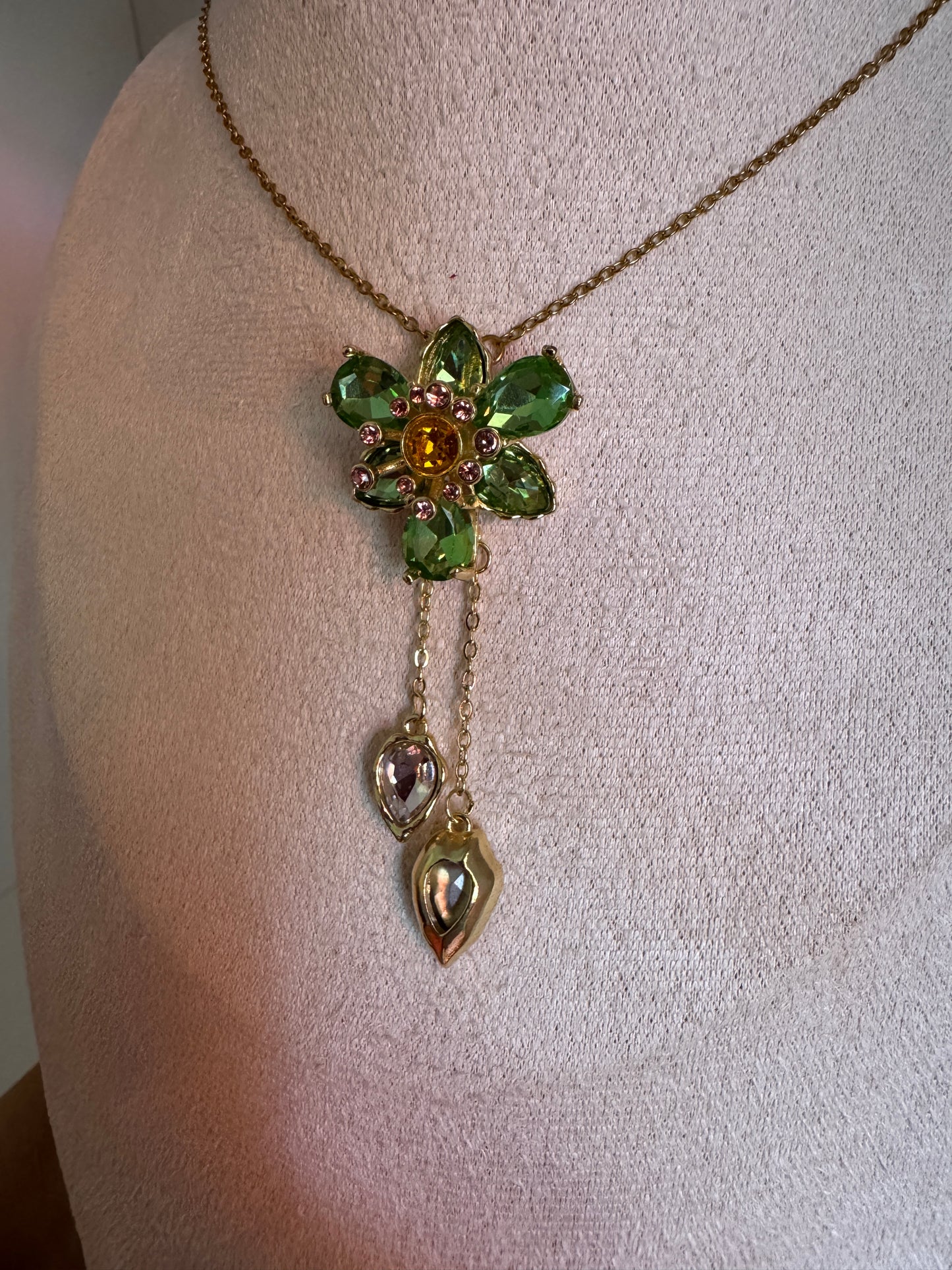 Collar flor verde