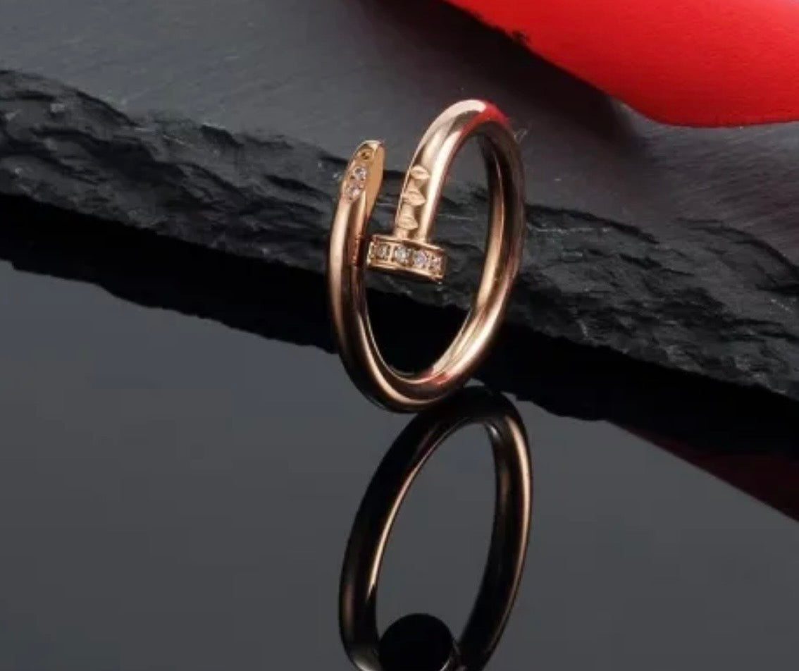 Anillo clavo con circonita